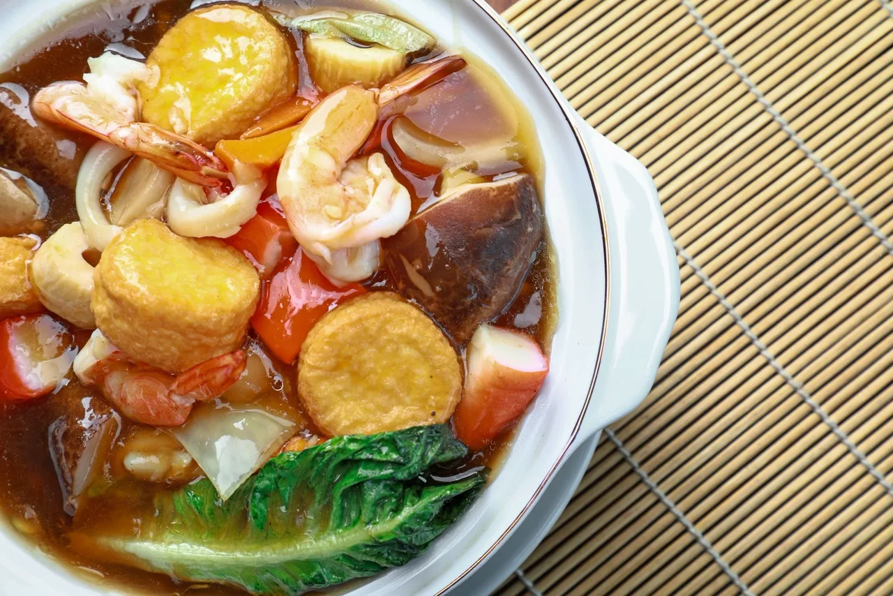 Chinese Hot Pot Etiquette: How a Shared Table Becomes a Social Ritual — article body image for TodayChinese