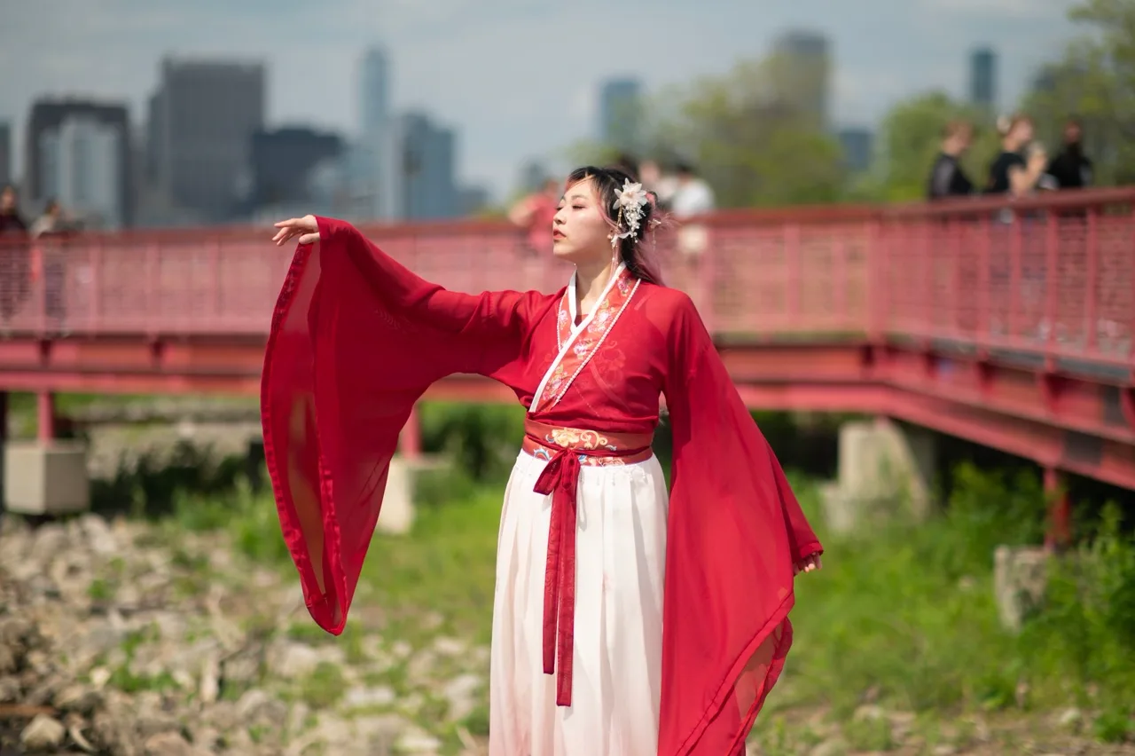 Hanfu in the Park: Why Traditional Chinese Dress Feels New Again — article body image for TodayChinese
