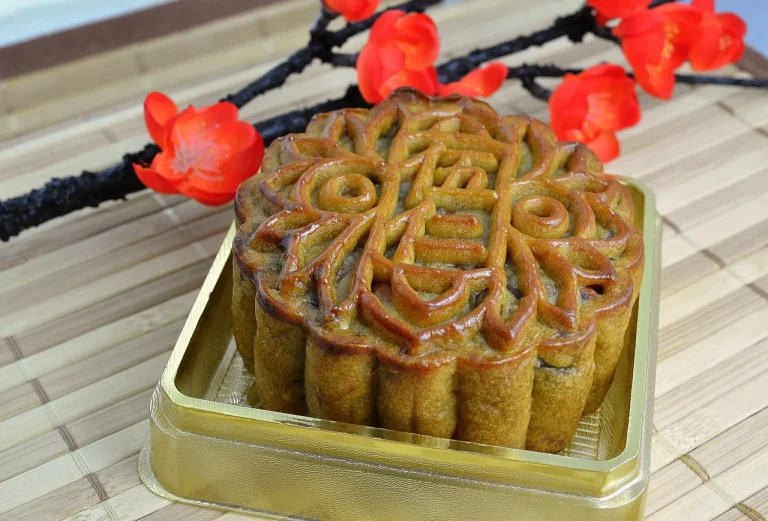 Mid-Autumn Festival: Mooncakes, Family Reunions, and the Chinese Moon — traditional Chinese festival guide