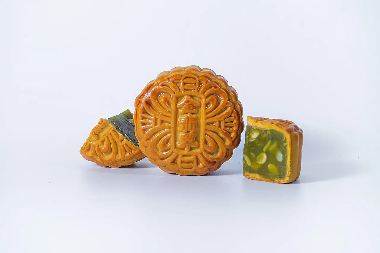Mid-Autumn Festival: Mooncakes, Family Reunions, and the Chinese Moon customs and everyday celebrations in China