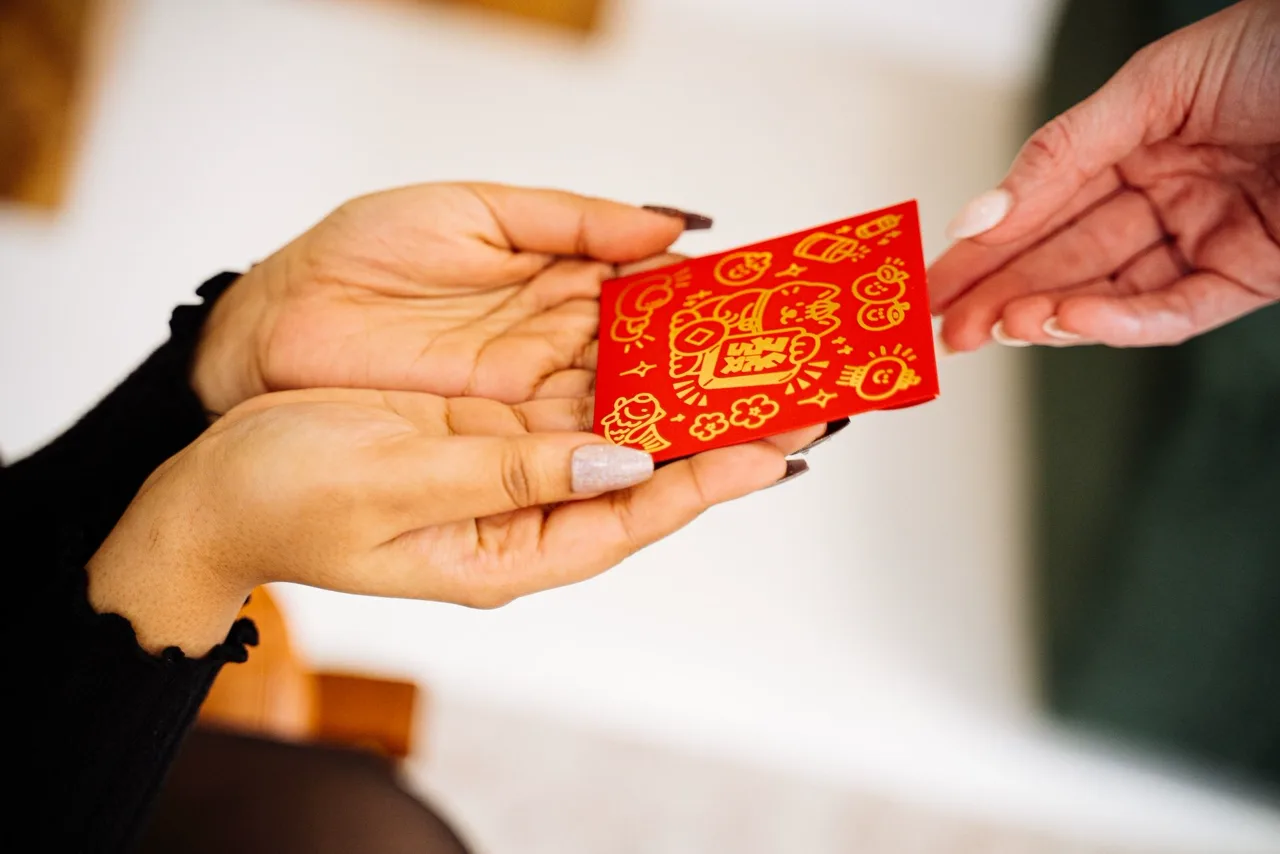 Red Envelopes in Chinese Culture: Lucky Money, Etiquette, and Family Warmth — article body image for TodayChinese